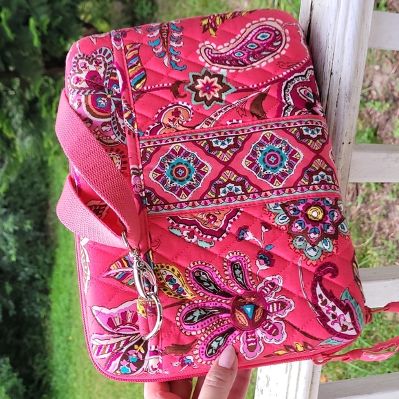 Vera Bradley Handbags - NWT Vera Bradley Laptop Crossbody Bag ❤